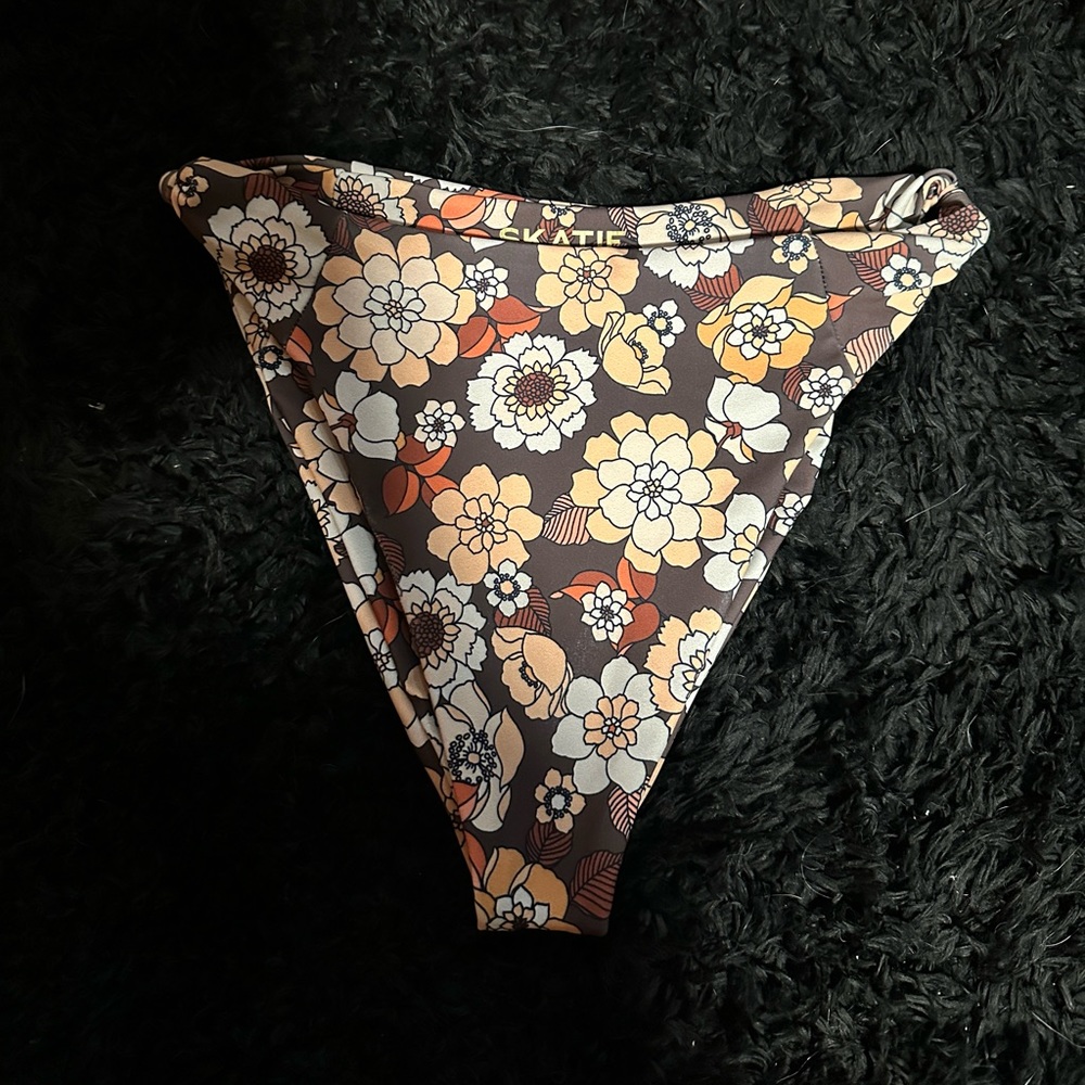Skatie Byron bottoms in Salty